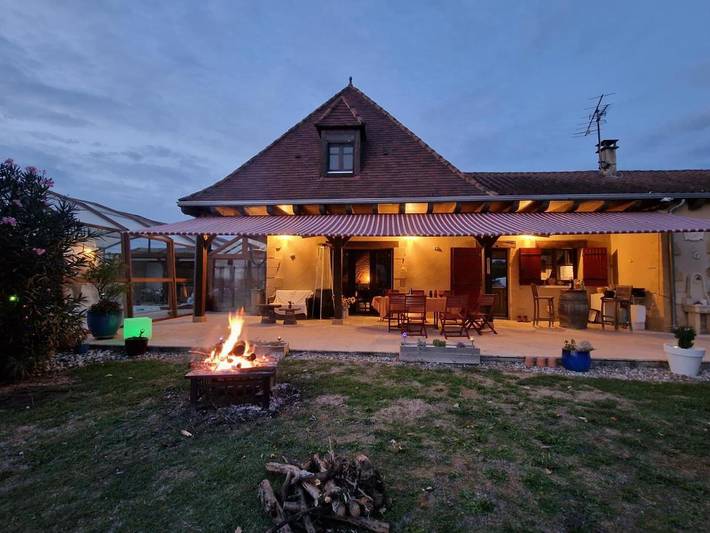 Location de vacances pour 8 personnes, avec Terrasse ainsi que Piscine et Vue à Boisse