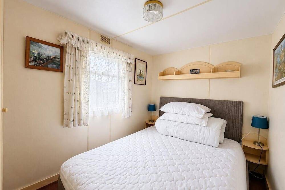 Charming 6 berth caravan with decking by the beach in Suffolk in Lowestoft, Sunrise Coast