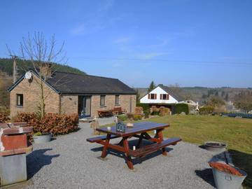 Gîte pour 6 personnes, avec terrasse et jardin à Hotton