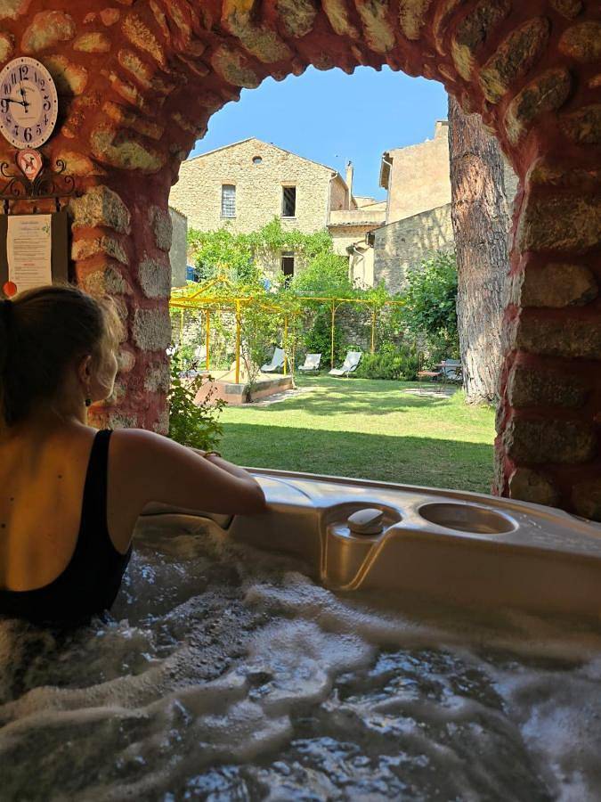 Hôtel pour 2 personnes, avec Jacuzzi et Terrasse ainsi que Jardin et Piscine