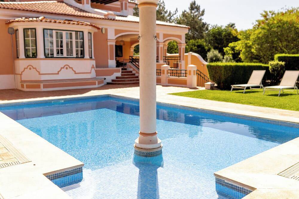 Noble Beach Villa With Private Garden and Pool in Cascais e Estoril, Costa de Lisboa