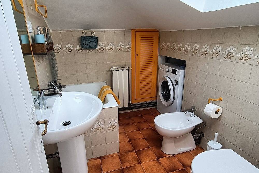 Appartamento intero, Mansard studio: Sea-5 Terre-trekking-excursions. in San Terenzo, Comune di Lerici