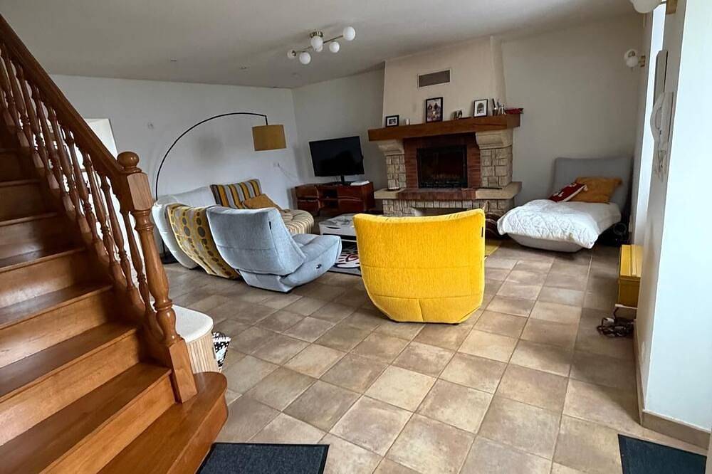 Large 5-bedroom house in the countryside ideal for families with jacuzzi in Seilhac, Tulle und Umgebung