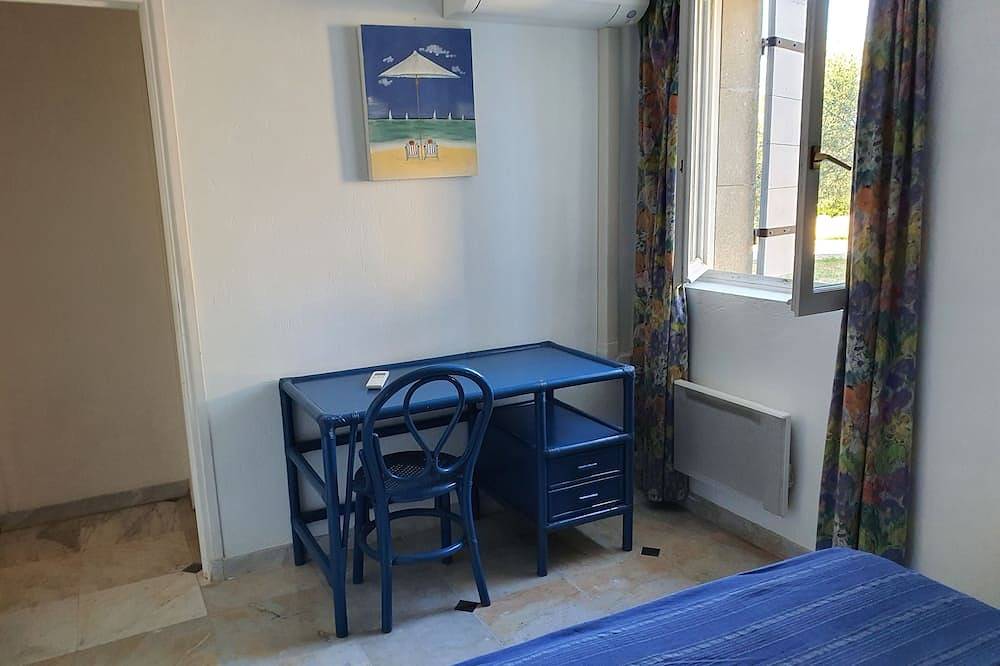 Appartement en rez-de-jardin avec terrasse et accès piscine in Lauris, Parc naturel régional du Luberon