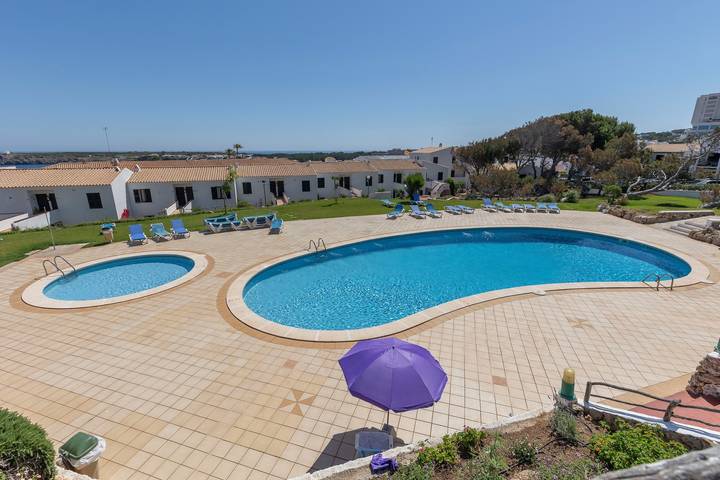 Appartamento per 4 persone, con giardino e piscina per bambini a Arenal d'en Castell