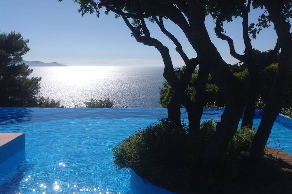 Casa con terraza con vista al mar, piscina, solarium, playa priv inclusive ideal para 4 in Cala Piccola, Provincia de Grosseto