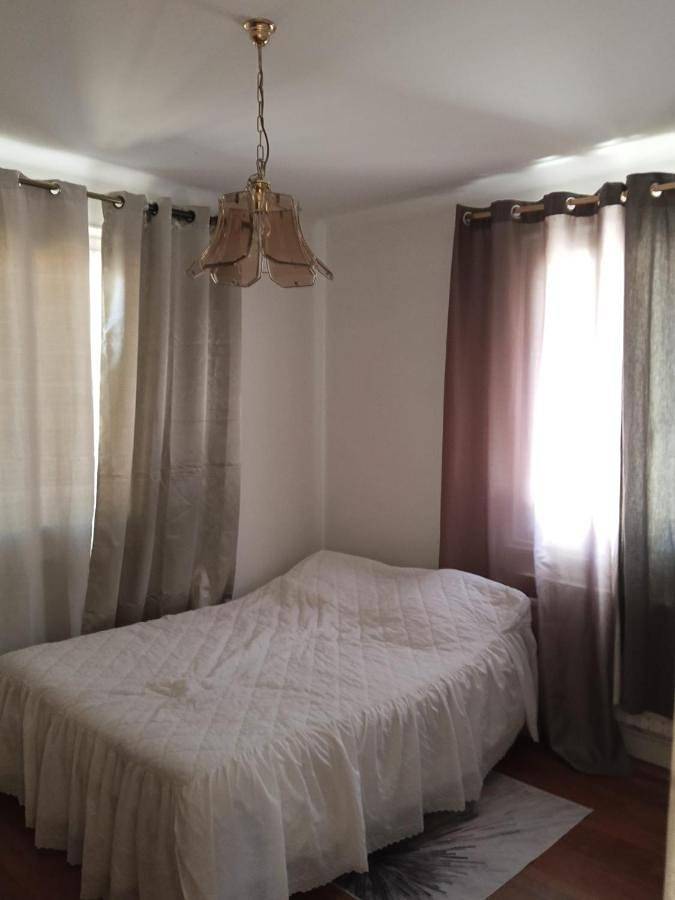 Gîte pour 3 personnes, avec vue et jardin dans Les Neyrolles