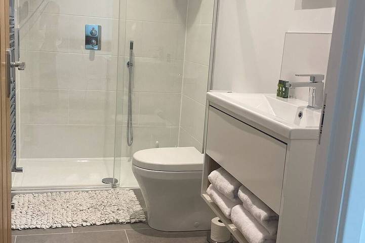 Avalon Waterside Lodge-Kabine-Luxus-Ensuite mit Dusche-Seeblick in Bodiam, Ost Sussex