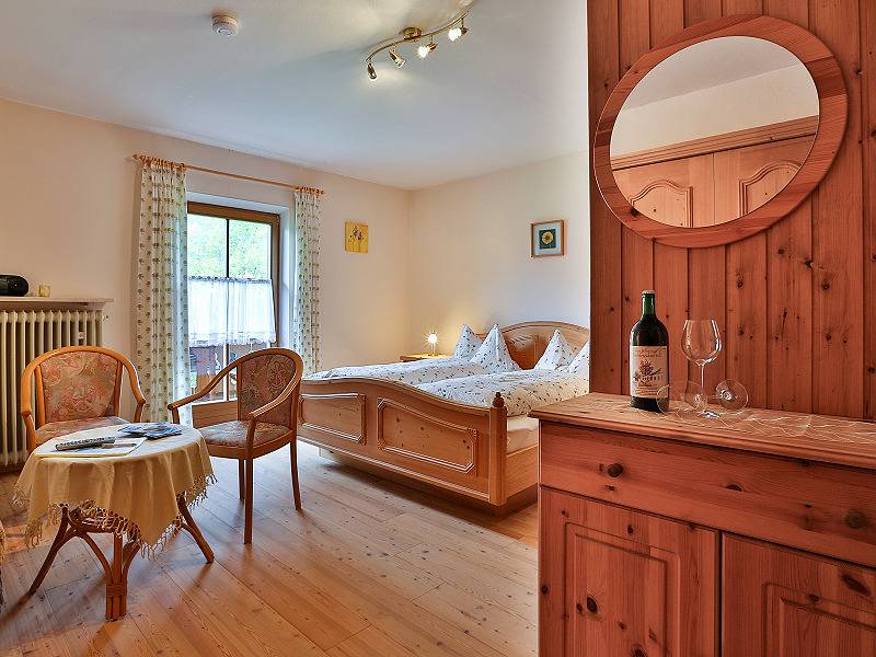 Haus Lindenbichl - Gelbes Zimmer - Doppelzimmer mit Dusche/Wc/Balkon, 22 qm, Tv, Radio, Haarfön in Hintersee, Ramsau bei Berchtesgaden