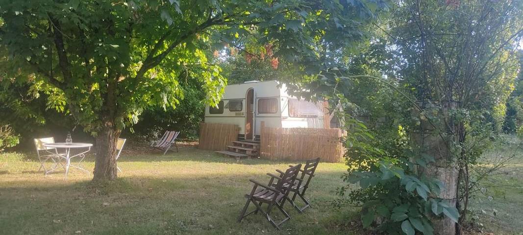 Location de vacances pour 2 personnes, avec terrasse ainsi que vue et jardin dans Vandré - 3