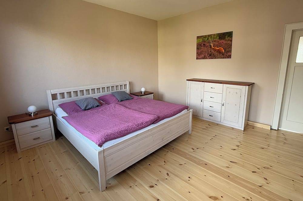 Ganze Wohnung, Ferienwohnung mit Balkon in großzügigem Haus mit Hof und Garten in Muldestausee, Dübener Heide