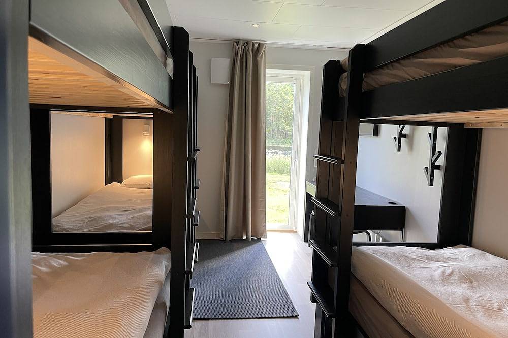 Privat gård med 42 bäddplatser vid badsjö mitt i naturen utanför Göteborg in Stora Lundby distrikt, Lerum