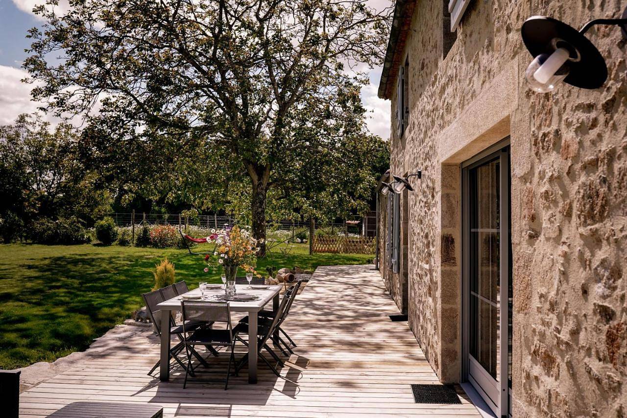 Four-Bedroom House in Saint-Aubin-de-Baubigné, Mauléon