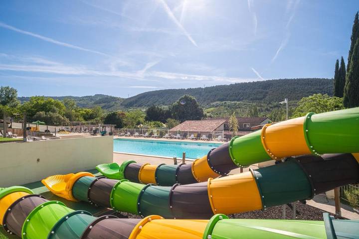 Location de vacances pour 4 personnes, avec bassin pour enfant et piscine ainsi que jardin et vue à Lussas - 3