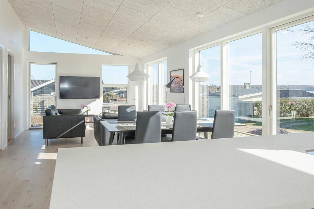 Neubau-Ferienhaus von 2019 auf erhöhter Naturgrund am Strand von Følle – nur 150 Meter vom Wasser in Følle Strand, Süddjursland