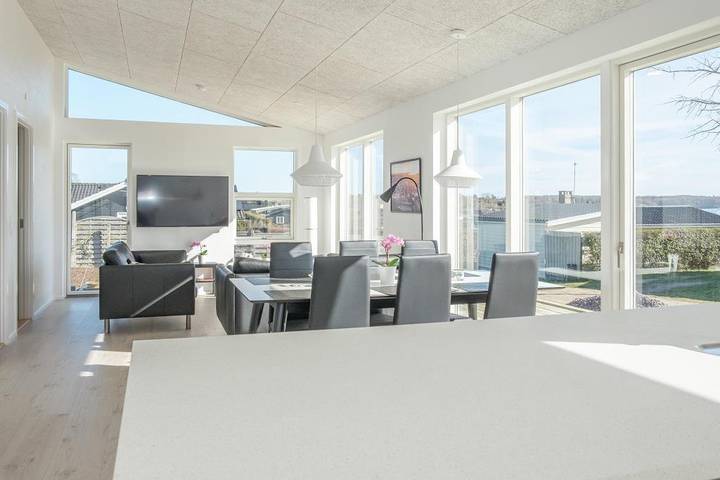 Neubau-Ferienhaus von 2019 auf erhöhter Naturgrund am Strand von Følle – nur 150 Meter vom Wasser in Følle Strand, Süddjursland