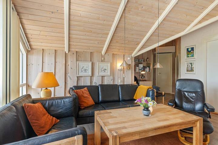 Family-friendly holiday home for 8 people + 2 dogs with sauna & hot tub in Jegum, Jegum Ferieland