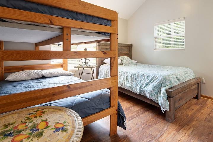 Vacation house for 28 people, with hot tub and balcony in Norris Lake