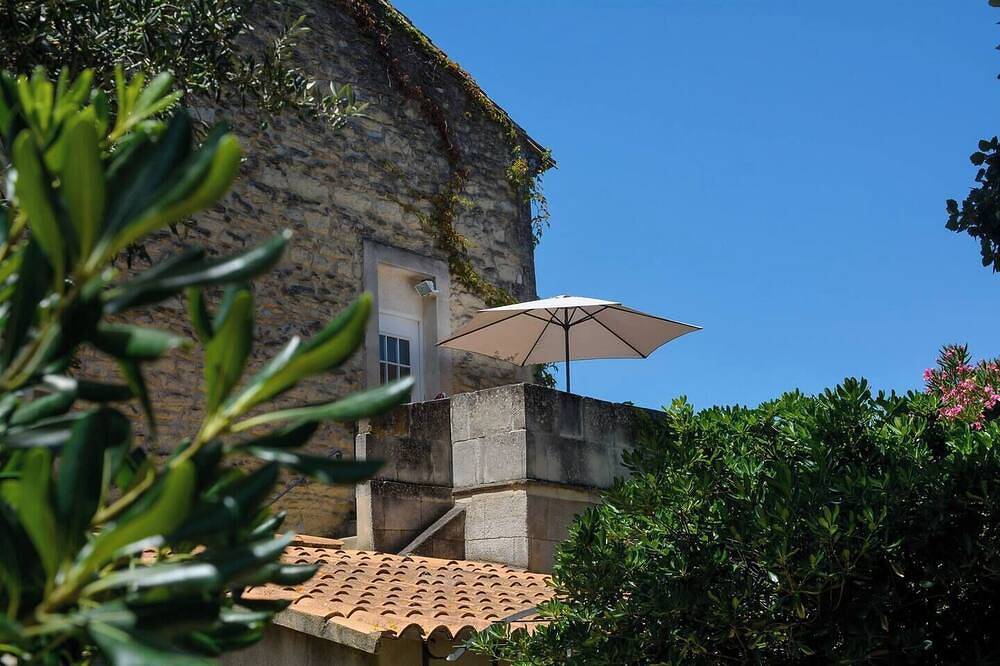 Entire apartment, Magnificent apartment in 18th century Priory, with swimming pool and lush grounds in Graveson, Arles region