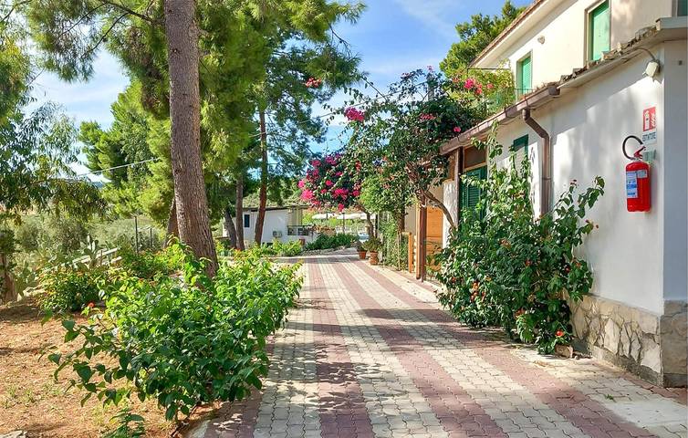 Appartement de vacances entier, Charmant appartement au bord de la piscine à 2,5 km du centre ville de Chiesiola in Vieste, Gargano