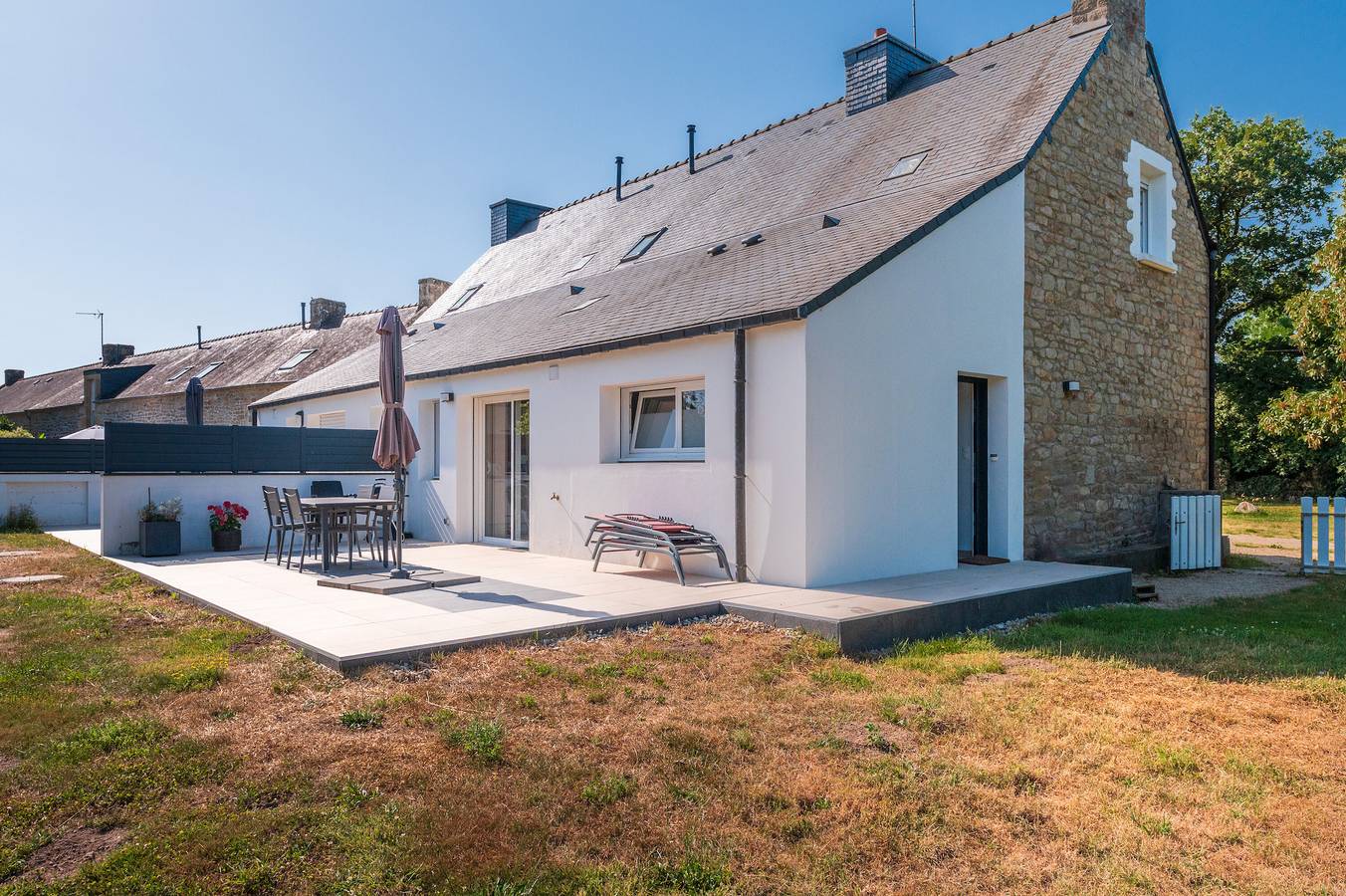 Cottage 'Au Pied Des Chênes' with Private Terrace, Shared Garden and Wi-Fi in Crach, Côte des Mégalithes