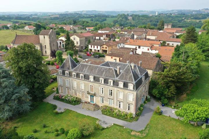 Gîte pour 19 personnes, avec Terrasse et Jardin ainsi que Piscine et Vue à Hastingues