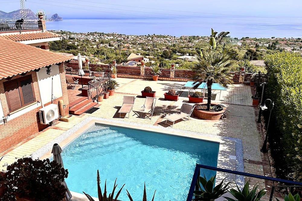 Villa Belvedere di Altavilla with Pool and Near The Sea in Altavilla Milicia, Province de Palerme