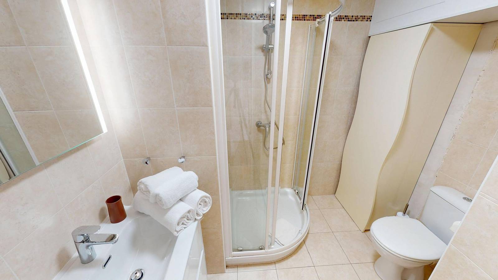Entire studio, Lovely, quiet, air-conditioned studio with terrace close to the beaches and the center (1Rp) in Menton, Nice region