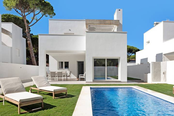 Villa 'Santa Clara 21c' with Private Pool, Wi-Fi and Air Conditioning in Playa La Barrosa, Chiclana de la Frontera