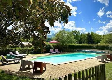 Gîte pour 13 personnes, avec jardin ainsi que terrasse et piscine à Estadens