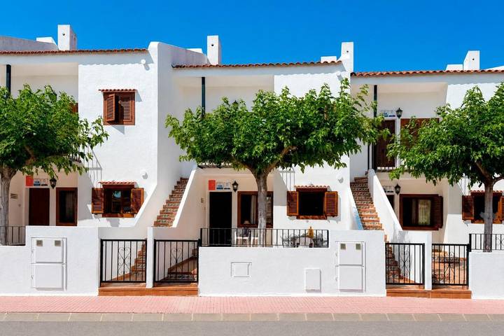 Apartamento para 4 personas, con Terraza además de Jardín y Piscina en Torrenostra
