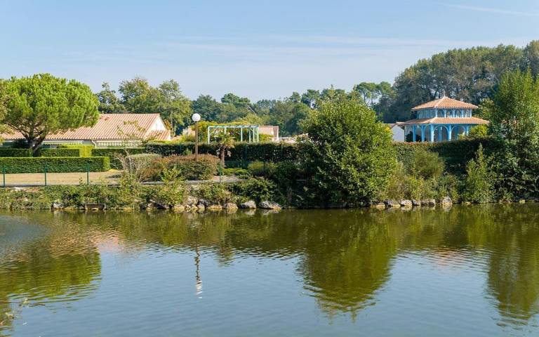 Parc de vacances pour 4 personnes, avec jardin et piscine en Charente-Maritime - 2