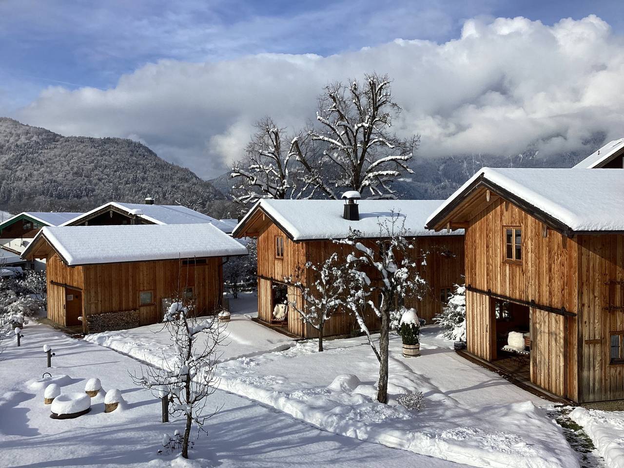 Lohei - Chalets im Chiemgau - Chalet Hollerhäusl, ganzes Haus, 50 qm für 2-4 Personen, Wohnbereich mit Kochecke und Galerie in Unterwössen, Bayerische Alpen