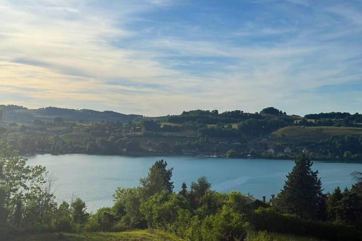 Location de vacances pour 2 personnes, avec vue sur le lac et jardin ainsi que terrasse et piscine dans Lac de Paladru - 2