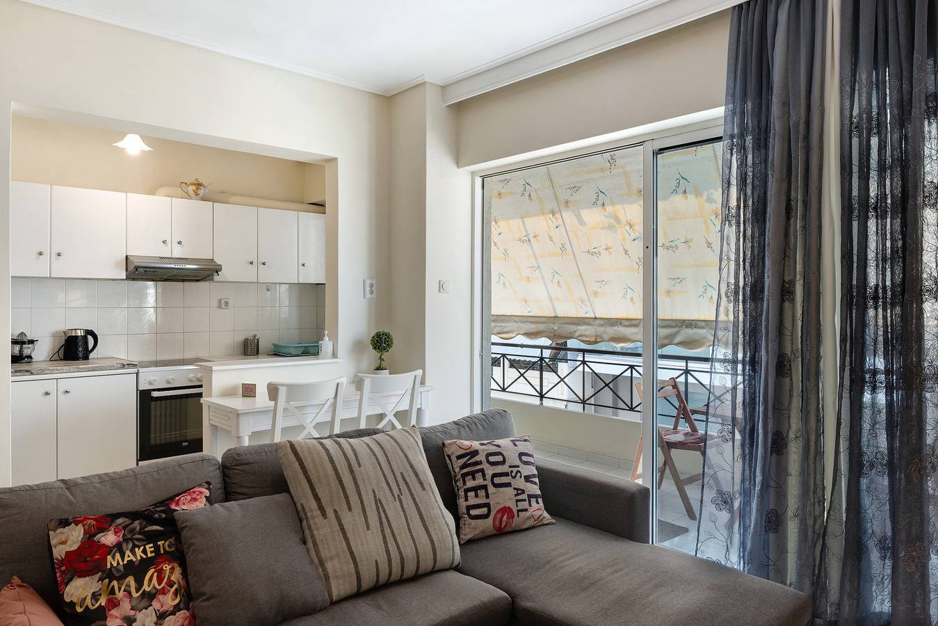 Entire apartment, Apartment 'Pallada' with Balcony, Wi-Fi and Air Conditioning in Central Section of Athens, Athens