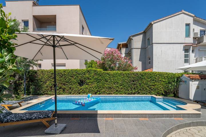 Ferienhaus für 8 Personen, mit Balkon/Terrasse und Meerblick sowie Garten und Pool in Bibinje - 4