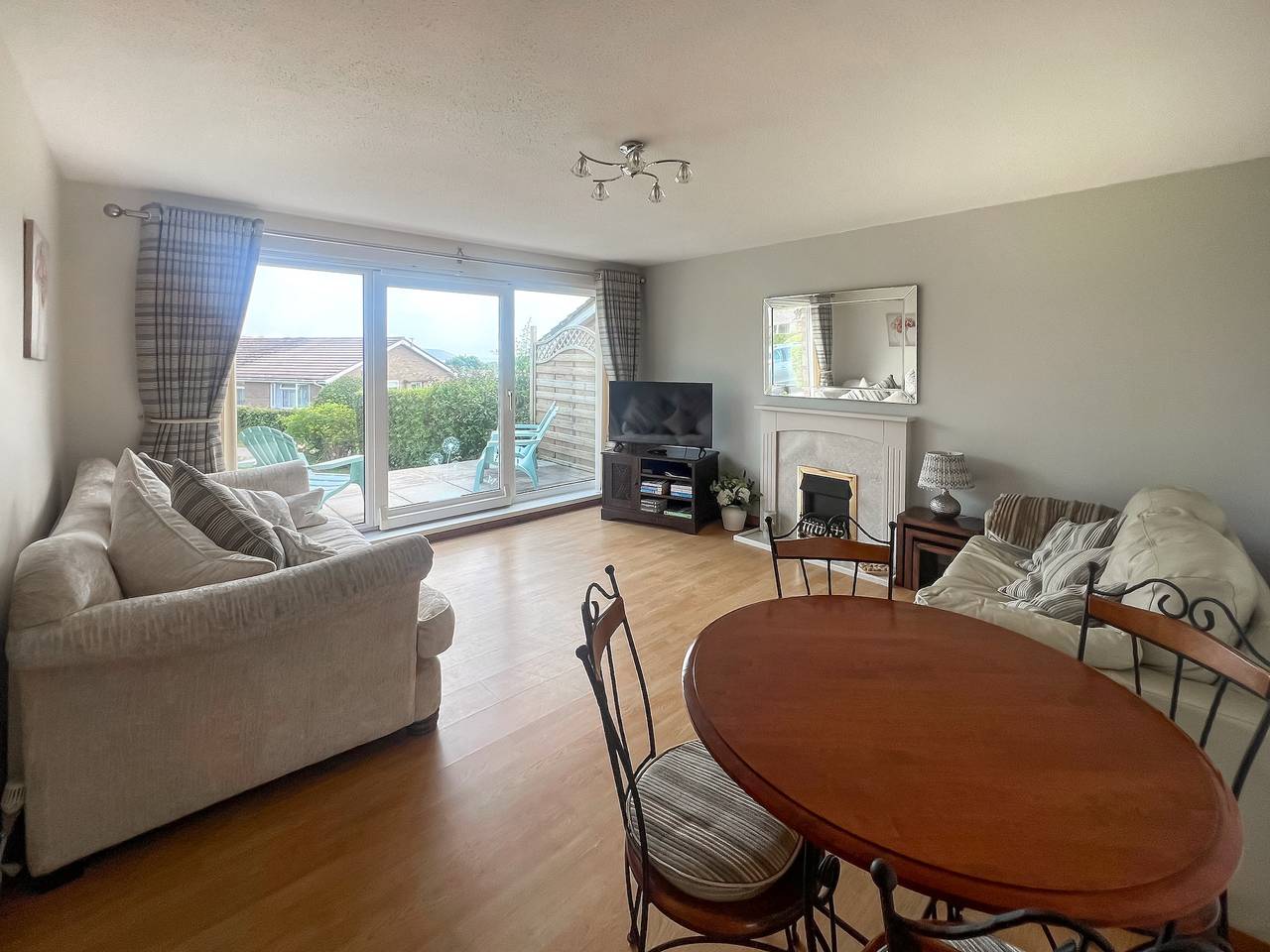 Bungalow Highfields in Swansea region