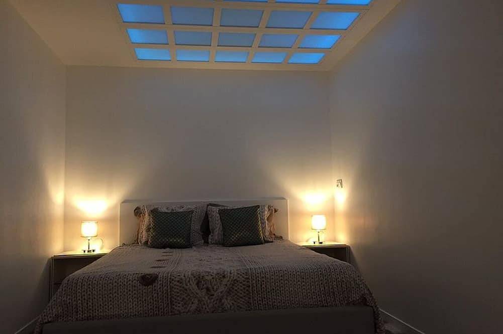 Apartamento entero, Gran estudio nuevo frente al puerto y playa con parking privado. in Golfe-Juan, Vallauris