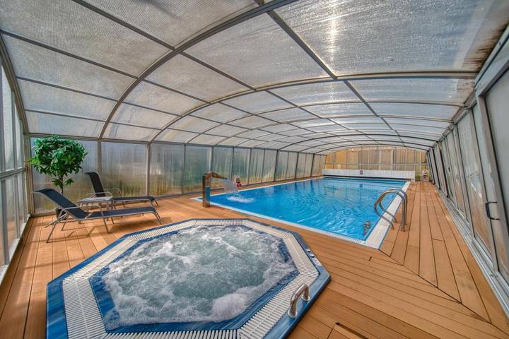 Ośrodek wypoczynkowy dla 2 osób, z Taras i Jacuzzi oraz Ogród i Basen dla dzieci w Rewal