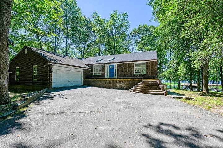 Vacation rental for 10 people, with terrace in Lake Anna