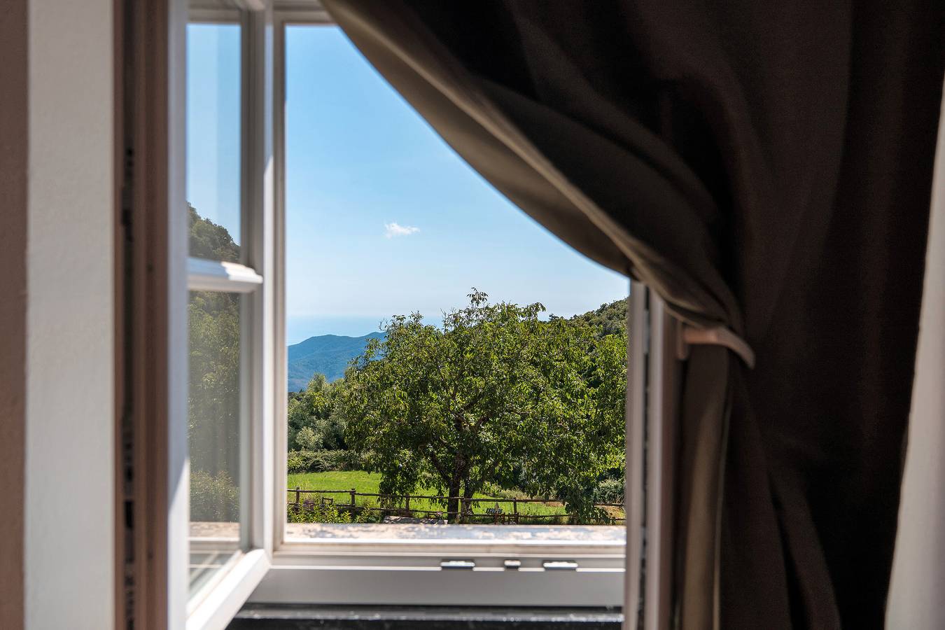 Camera 'Matrimoniale 2' con Vista Montagna e Giardino Condiviso in Castiglione Chiavarese, Riviera di Levante