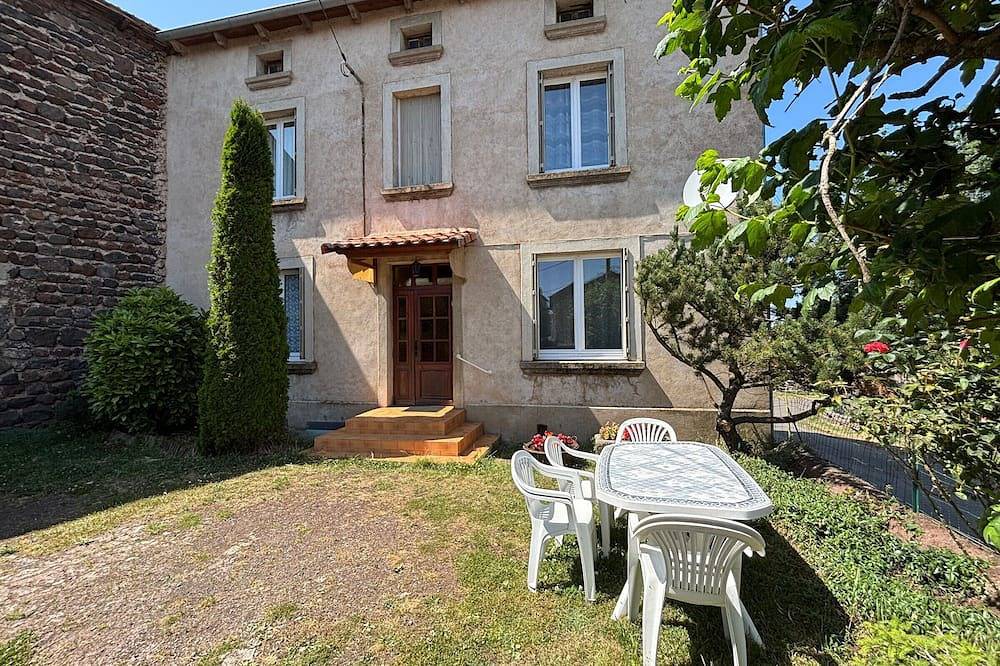 Gîte familial paisible, proche Gorges de la Loire, avec cour fermée, 3 chambres, équipements bébé in Solignac-sur-Loire, Haute-Loire