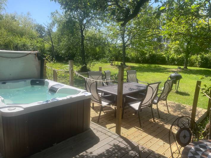 Lodge for 6 people, with hot tub and garden as well as terrace, with pets in