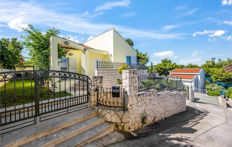 Reizendes Apartment mit Meerblick, Terrasse, WLAN und Parkplatz in Strandnähe in Žaborić, Šibenik-Knin