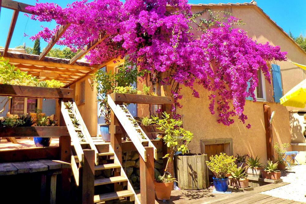 Vista Al Mar, Villa En Un Nivel Tranquilo, Playa A Pie, Cerca De Antibes<br><br><br> in Villeneuve-Loubet, Region de Cannes