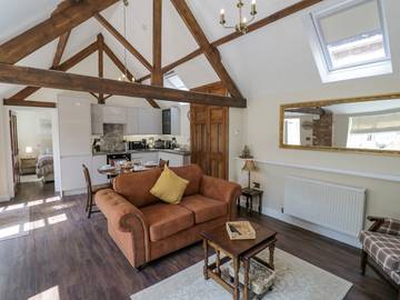 Log Cabin for 4 People in Hinckley and Bosworth, Leicestershire, Photo 3