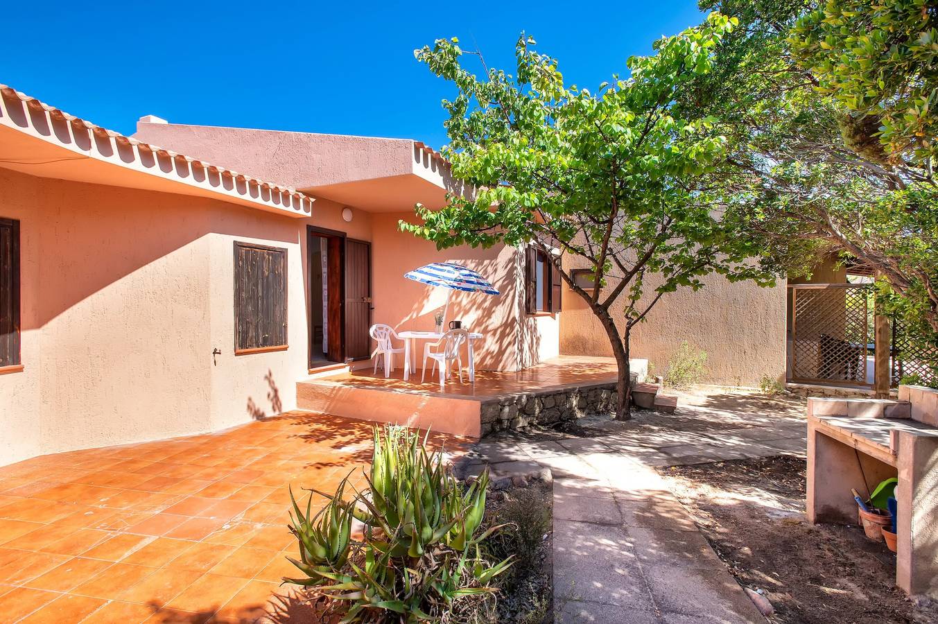Entire apartment, Apartment 'Casetta Paradiso' with Private Terrace and Shared Garden in Costa Paradiso, Trinità d'Agultu e Vignola region