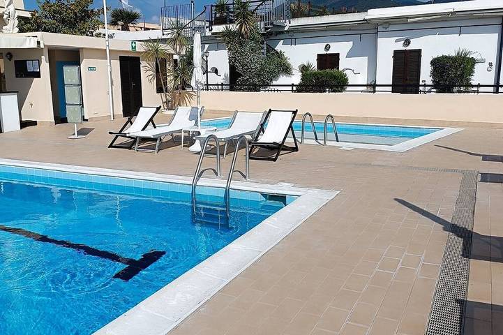 Appartamento vacanze per 4 persone, con piscina e balcone - 1