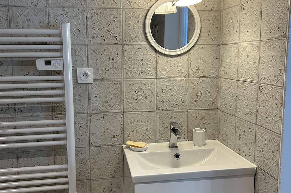 Entire apartment, Grand Studio au Calme et à Proximité de Tout in Ollioules, Toulon region