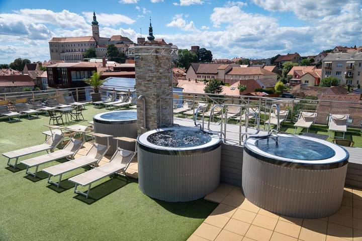 Hotel dla 2 osób, z Taras i Jacuzzi oraz Ogród i Basen w Mikulov